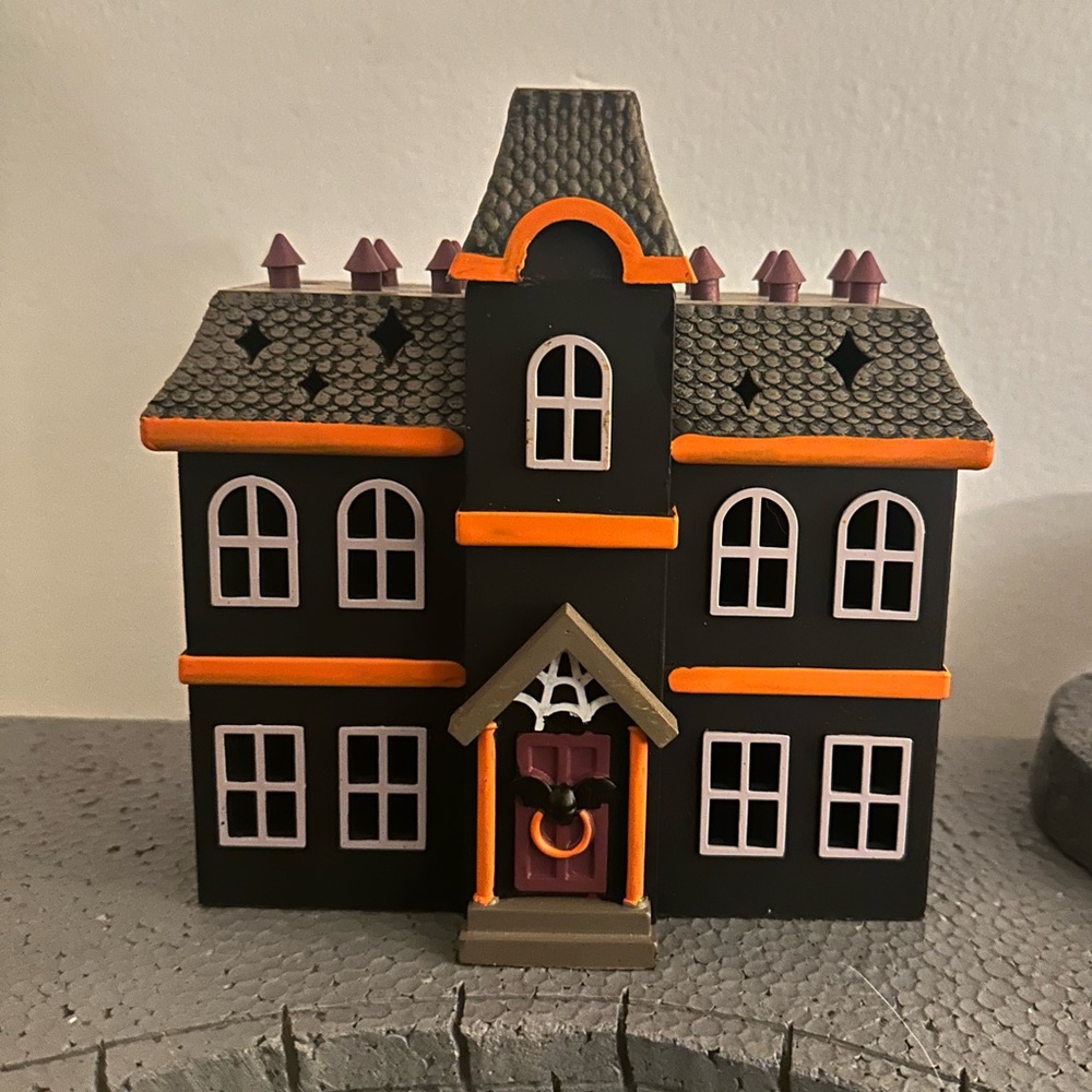 Light-up Haunted Mansion